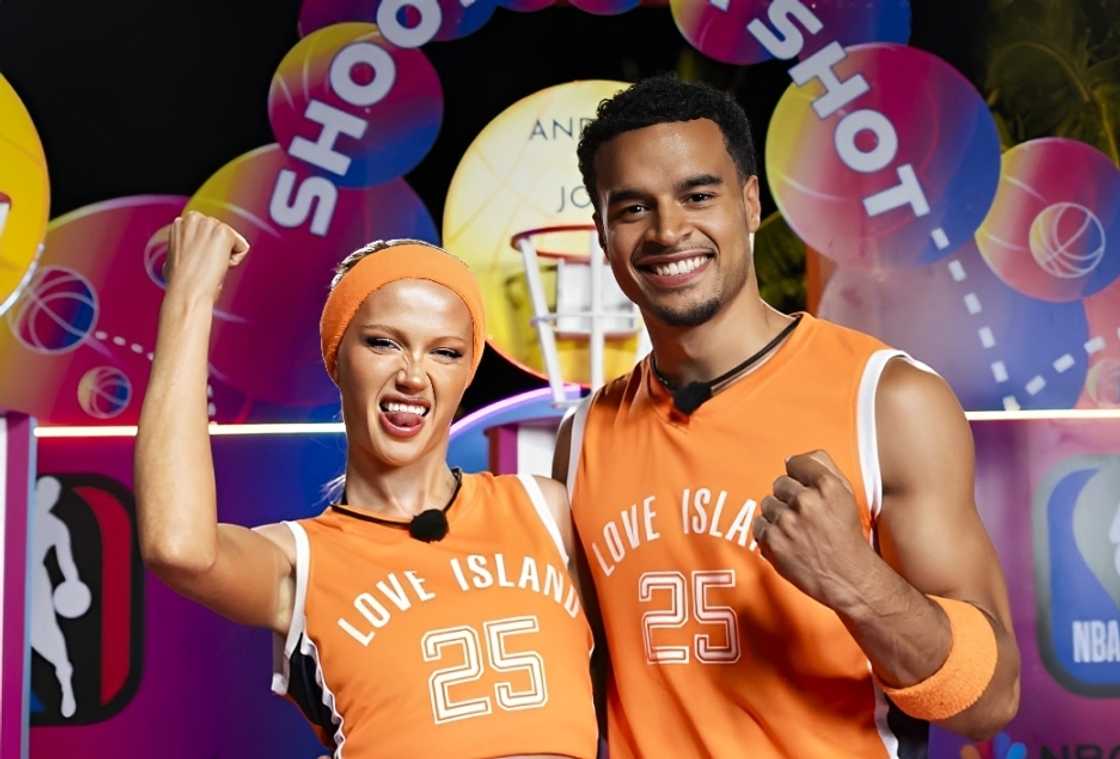 Sydney Paight and Toby Aromolaran gesture during an event Sydney Paight and Toby Aromolaran gesture during an event