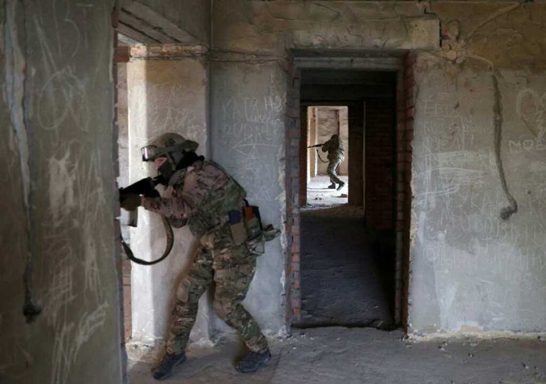 Ukrainian soldiers train in an abandoned building in Sloviansk Ukrainian soldiers train in an abandoned building in Sloviansk