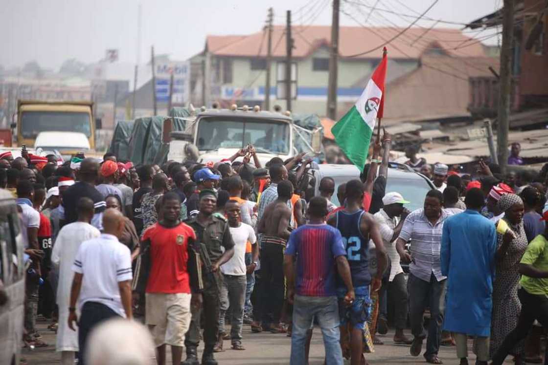 Magoya bayan Kwankwaso a unguwar Agege da ke jihar Legas Magoya bayan Kwankwaso a unguwar Agege da ke jihar Legas