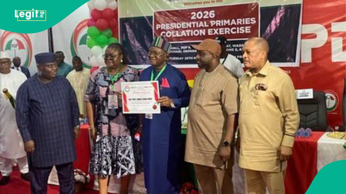 An mika tuta da takardar shaidar cin zaben fitar da gwani na kujerar shugaban kasa na jam'iyyar APC ga Sanata Onor. An mika tuta da takardar shaidar cin zaben fitar da gwani na kujerar shugaban kasa na jam'iyyar APC ga Sanata Onor.