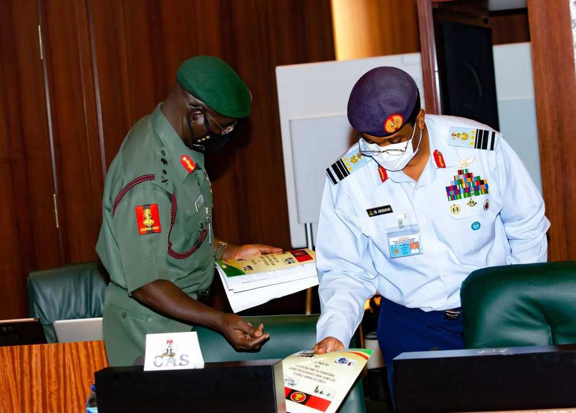 Kunyi kasa a gwiwa, ba zan sake daukan wani uzuri ba - Buhari ga Hafsoshin tsaro Kunyi kasa a gwiwa, ba zan sake daukan wani uzuri ba - Buhari ga Hafsoshin tsaro