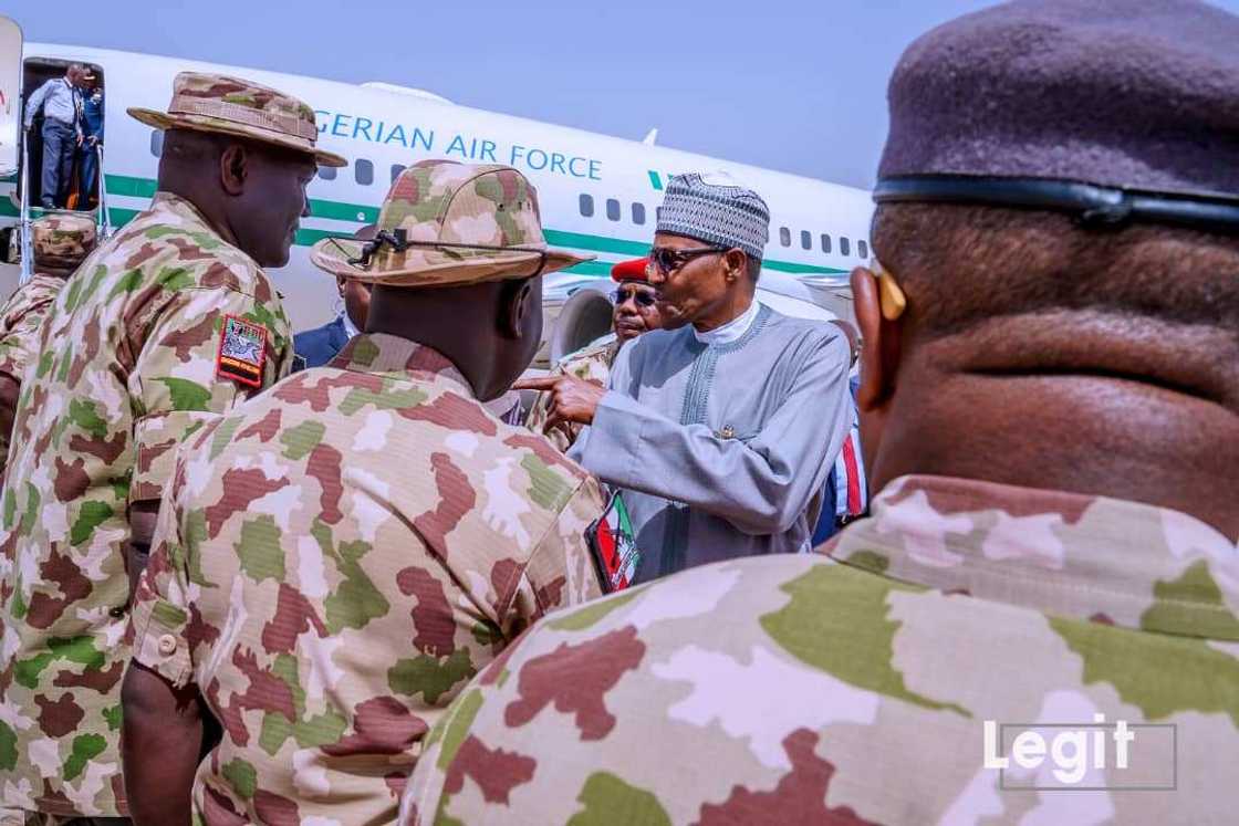 Da duminsa: Shugaba Buhari ya dira birnin Yola don gaisuwar ta'aziyyar Ahmad Joda Da duminsa: Shugaba Buhari ya dira birnin Yola don gaisuwar ta'aziyyar Ahmad Joda