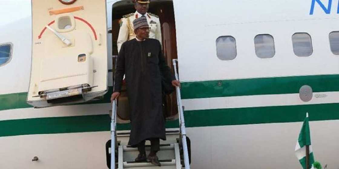 Bayan sa'o'in da aka shafe ana sulhu, Buhari ya dawo daga kasar Mali Bayan sa'o'in da aka shafe ana sulhu, Buhari ya dawo daga kasar Mali