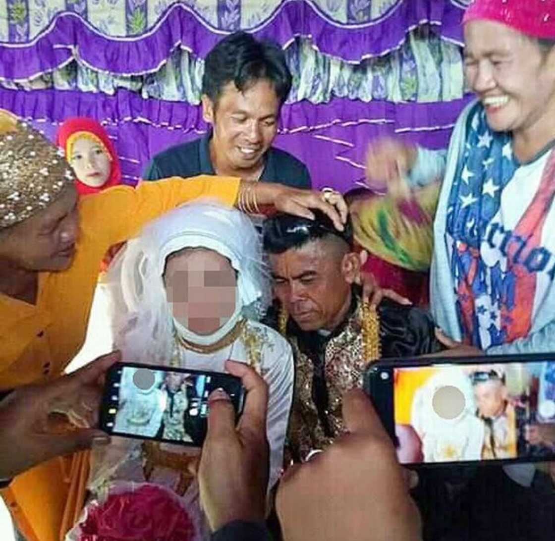 Hotunan auren dole da aka yi wa yarinya mai shekaru 13 da dattijo mai shekaru 48 Hotunan auren dole da aka yi wa yarinya mai shekaru 13 da dattijo mai shekaru 48