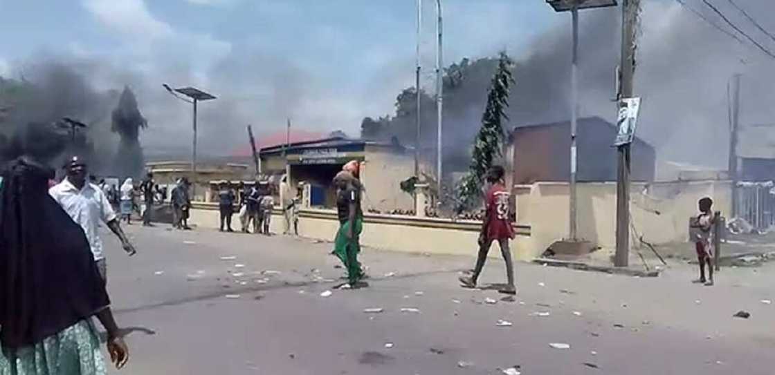 Da duminsa: An sake kona wani ofishin 'yan sanda a Legas Da duminsa: An sake kona wani ofishin 'yan sanda a Legas