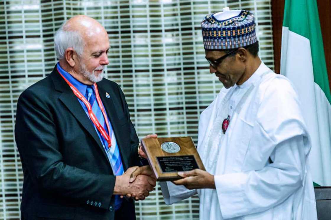 Yayin da Buhari ya karbi lambar yabo ta gwarzon yaki da cutar shan inna a 2018 Yayin da Buhari ya karbi lambar yabo ta gwarzon yaki da cutar shan inna a 2018