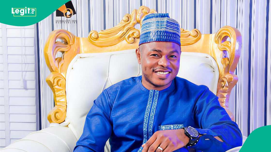 Yinka Ayefele shares video of hie performance on stage