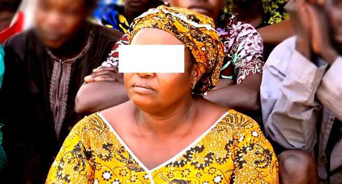 An kama wata mata yar shekara 45 da ke safarar yara tare da yara 23 a Taraba An kama wata mata yar shekara 45 da ke safarar yara tare da yara 23 a Taraba