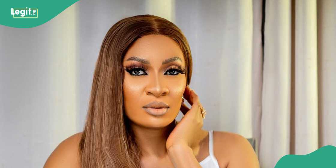 Fans applaud May Edochie over comments by Linc Edochie's wife. Fans applaud May Edochie over comments by Linc Edochie's wife.