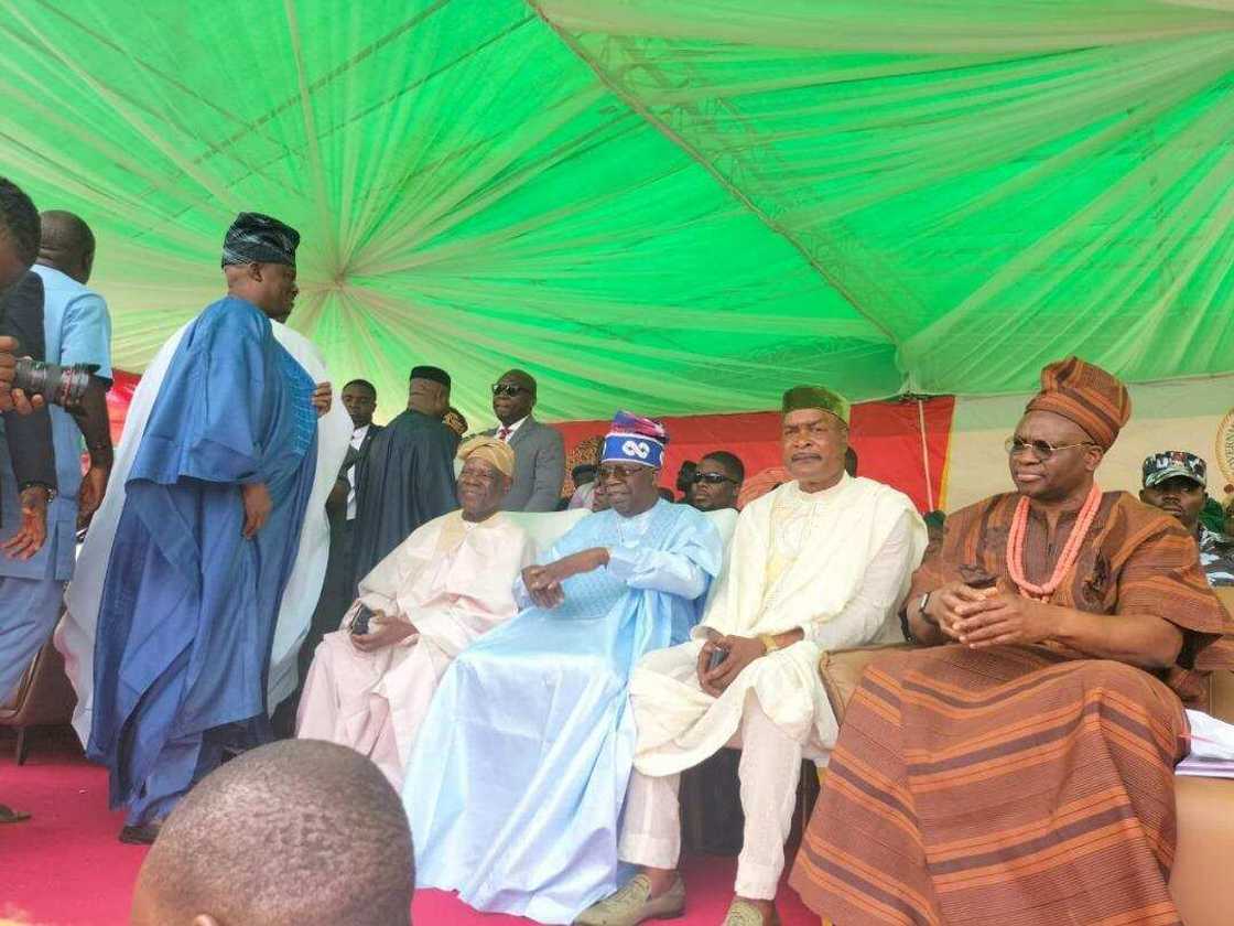 Bola Tinubu ya halarci wurin taron. Bola Tinubu ya halarci wurin taron.