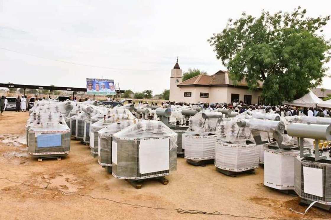 Hotuna: Ganduje ya raba taransfoma 100 sakamakon rashin wutan lantarki a sassan jihar Kano Hotuna: Ganduje ya raba taransfoma 100 sakamakon rashin wutan lantarki a sassan jihar Kano