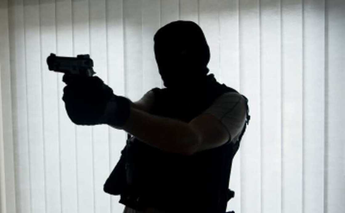 Yan fashi sun tilastawa maigida kwanciya da matarsa yayinda suka nadi bidiyo Yan fashi sun tilastawa maigida kwanciya da matarsa yayinda suka nadi bidiyo