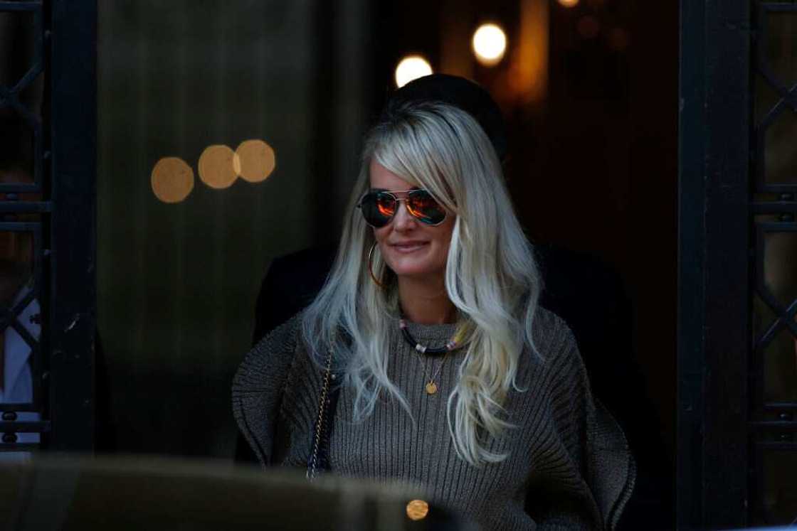 Laeticia Hallyday sort d'un rendez-vous avec son avocat Ardavan Amir-Aslani Avenue Montaigne à Paris, France, le 9 octobre 2018. (Photo de Mehdi Taamallah/NurPhoto) Laeticia Hallyday sort d'un rendez-vous avec son avocat Ardavan Amir-Aslani Avenue Montaigne à Paris, France, le 9 octobre 2018. (Photo de Mehdi Taamallah/NurPhoto)