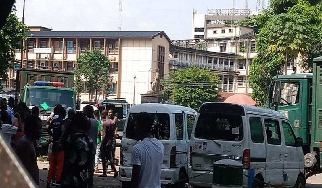 Da Dumi-Dumi: An harbi wani mutum a kotu yayin da ya yi ƙoƙarin tseratar da fursuna Da Dumi-Dumi: An harbi wani mutum a kotu yayin da ya yi ƙoƙarin tseratar da fursuna