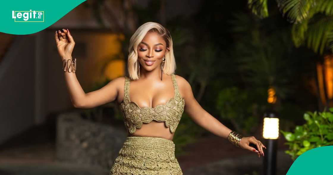 Toke Makinwa announces her pregnancy to the world. Toke Makinwa announces her pregnancy to the world.