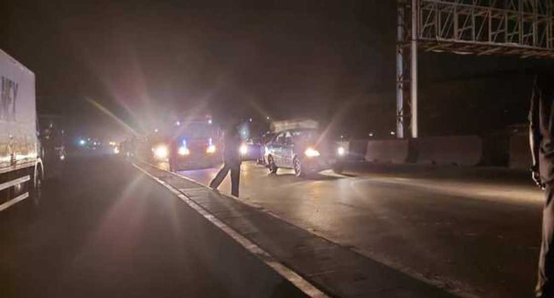 Police Block Lagos-Ibadan Expressway As Lock Down Order Takes Effect