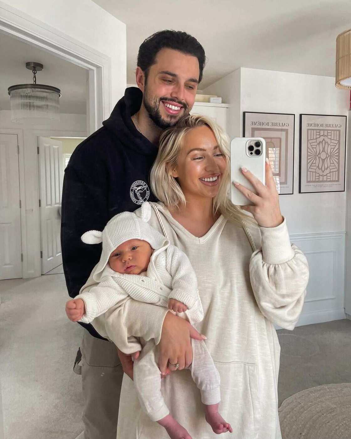 Who is Elle Darby? Who is Elle Darby?