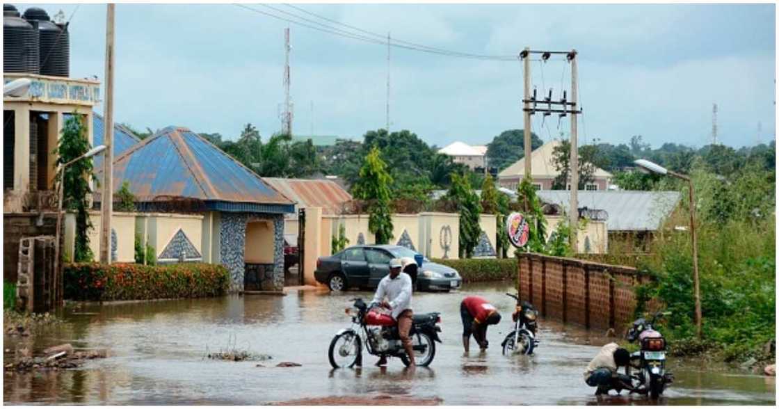 Reactions as Nigerian man pays for king room in hotel but was told to fetch water downstairs for use, shares clip