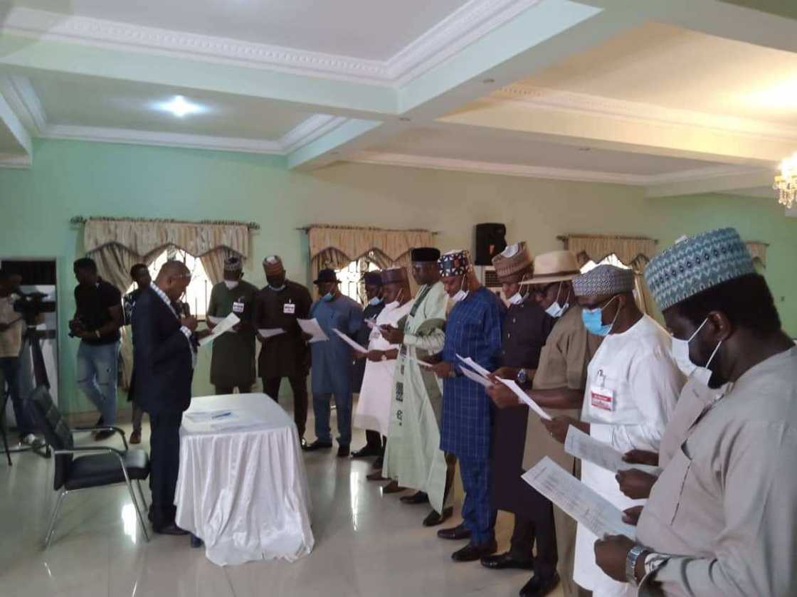 Mambobin majalisa biyu sun yi murabus daga APC, sun koma PDP Mambobin majalisa biyu sun yi murabus daga APC, sun koma PDP