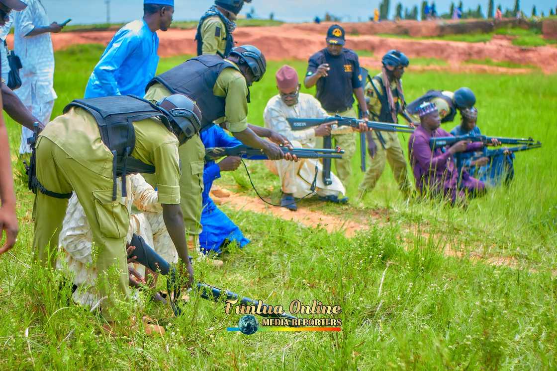 Mutane suna gwada bindigogin da aka saya musu a Funtua Mutane suna gwada bindigogin da aka saya musu a Funtua