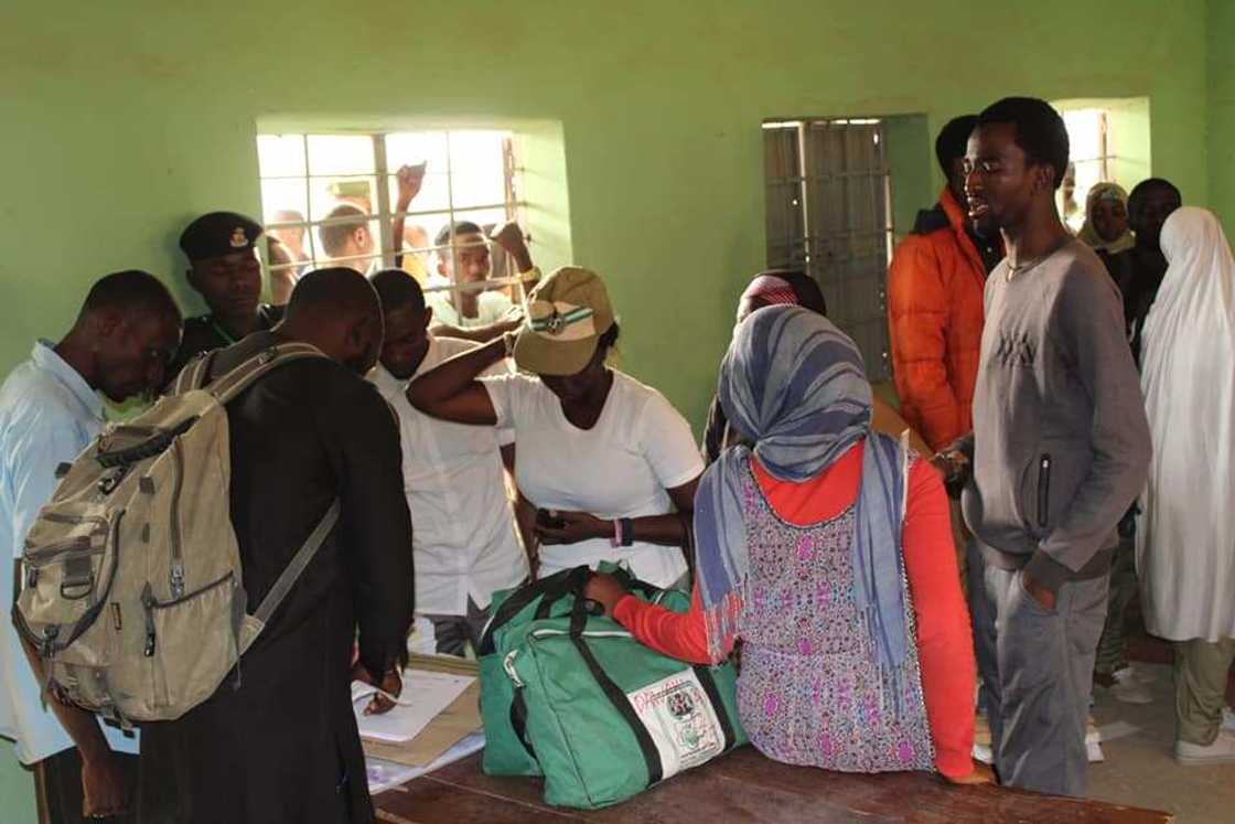 KAI TSAYE: Ana ci gaba da tantance masu kad'a kuri'a a fadar Bauchi KAI TSAYE: Ana ci gaba da tantance masu kad'a kuri'a a fadar Bauchi