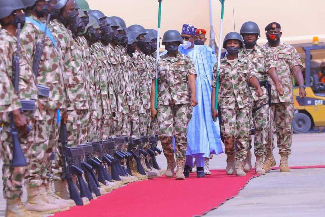 Shugaba Buhari da sojoji Shugaba Buhari da sojoji