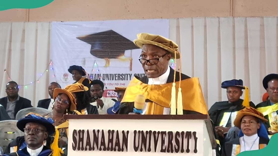 A lecturer addresses graduands