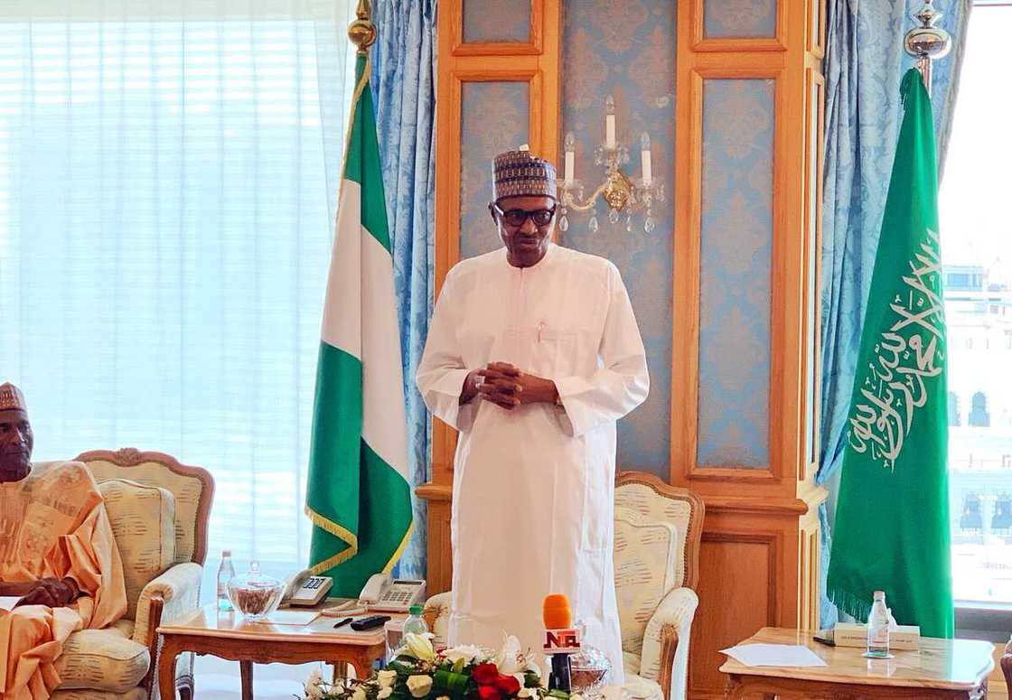 Buhari ya gana da 'yan Najeriya mazauna Saudiyya, ya tashi zuwa Abuja (Hotuna da bidiyo) Buhari ya gana da 'yan Najeriya mazauna Saudiyya, ya tashi zuwa Abuja (Hotuna da bidiyo)