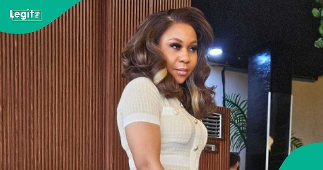 Lady treks long distance after her date refused to pay transport fare Lady treks long distance after her date refused to pay transport fare