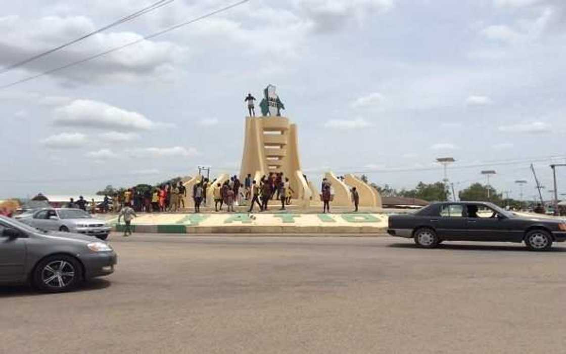 Ali yayin da Matasa ke kokarin kubutar da shi daga aika-aika Ali yayin da Matasa ke kokarin kubutar da shi daga aika-aika