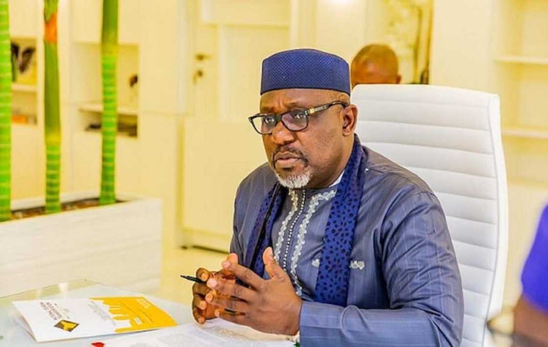 Da duminsa: EFCC ta damke tsohon gwamna, Rochas Okorocha, a Abuja Da duminsa: EFCC ta damke tsohon gwamna, Rochas Okorocha, a Abuja