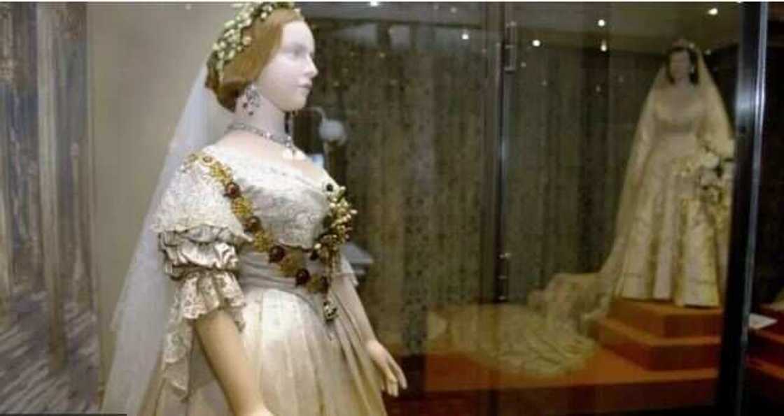 Queen Victoria Dressing/Queen Elizabeth II properties Queen Victoria Dressing/Queen Elizabeth II properties