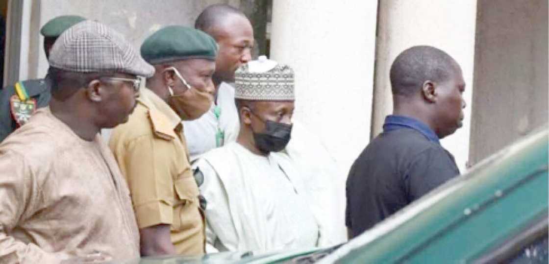 Jami'an tsaro sun tasa keyar tsohon dan majalisa Farouk zuwa gidan yarin Kuje Jami'an tsaro sun tasa keyar tsohon dan majalisa Farouk zuwa gidan yarin Kuje