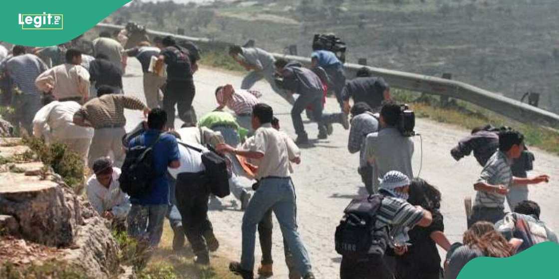 Prisoners flee Prisoners flee