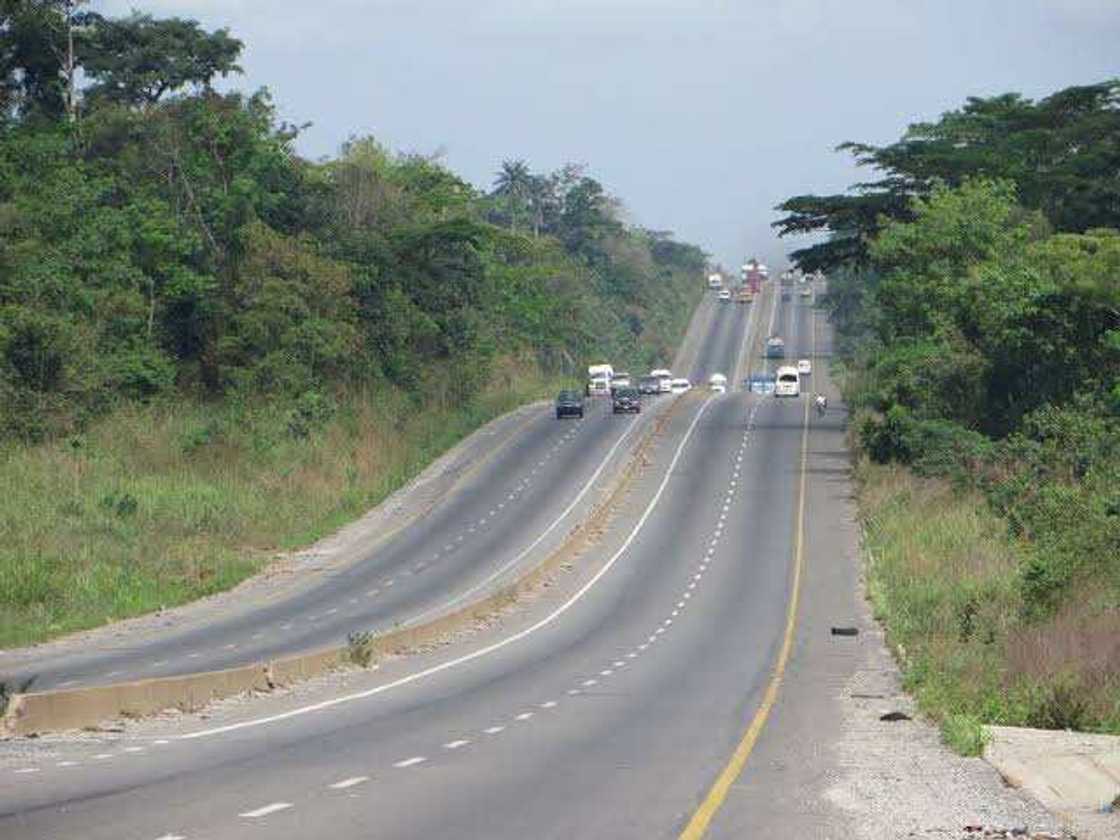 Breaking: Fearless gunmen in military uniform open fire along Benin-Ore road Breaking: Fearless gunmen in military uniform open fire along Benin-Ore road