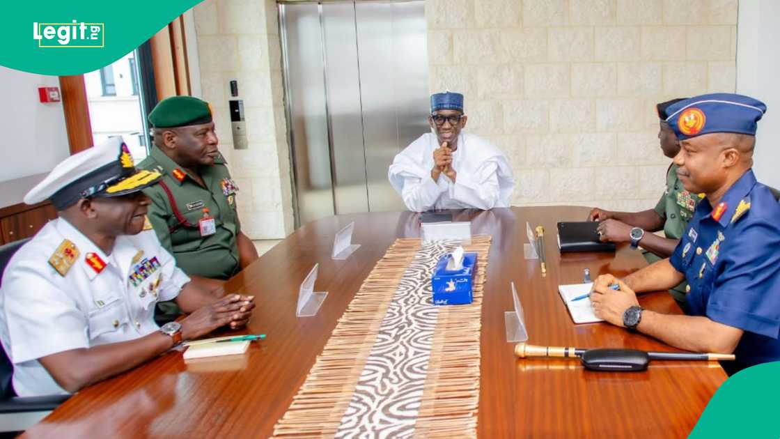 Nuhu Ribadu ya sa labule da hafsoshin tsaro Nuhu Ribadu ya sa labule da hafsoshin tsaro