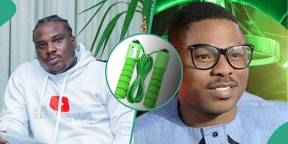 Isbae U gives Yinka Ayefele a gift on show. Isbae U gives Yinka Ayefele a gift on show.