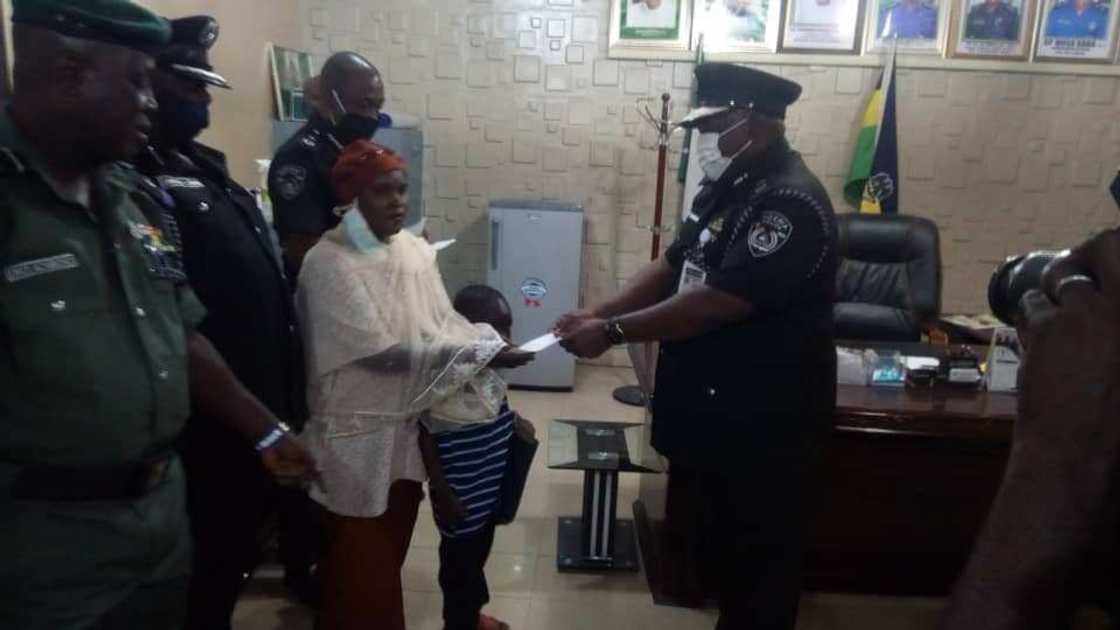 Yan sanda sun mika kudi da iyalan waɗan da aka kashe a bakin aiki. Yan sanda sun mika kudi da iyalan waɗan da aka kashe a bakin aiki.