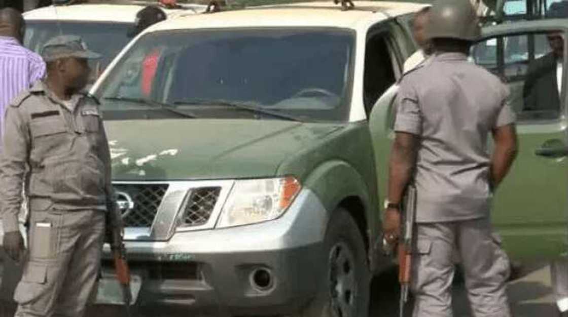 Tirkashi: Kwastam sun kama 'dan sanda' da haramtacciyar shinkafa a Katsina Tirkashi: Kwastam sun kama 'dan sanda' da haramtacciyar shinkafa a Katsina