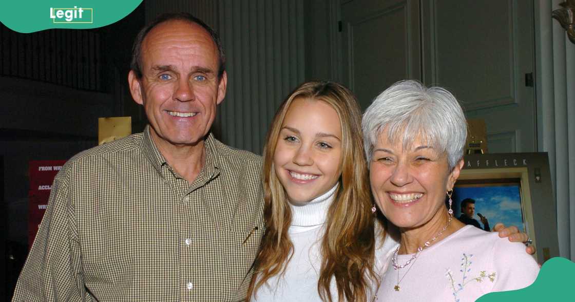 Amanda Bynes (C) poses with her parents, Rick Bynes (L) and Lynn Organ Bynes (R). Amanda Bynes (C) poses with her parents, Rick Bynes (L) and Lynn Organ Bynes (R).