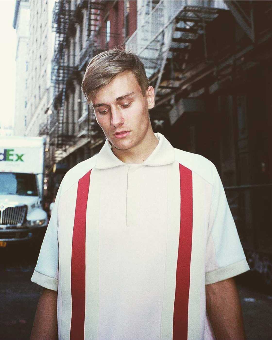 How old is Cole Bennett? How old is Cole Bennett?