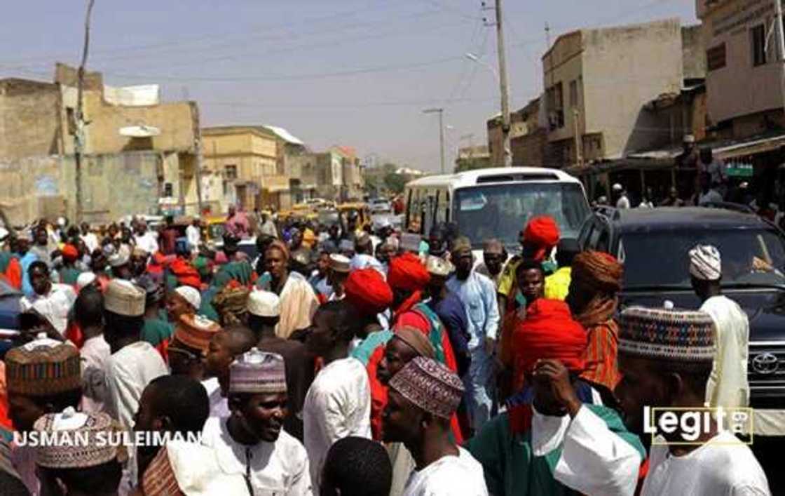 Hotunan yadda Kanawa suka yi tururuwa zuwa gidan sabon sarki don taya shi murna Hotunan yadda Kanawa suka yi tururuwa zuwa gidan sabon sarki don taya shi murna