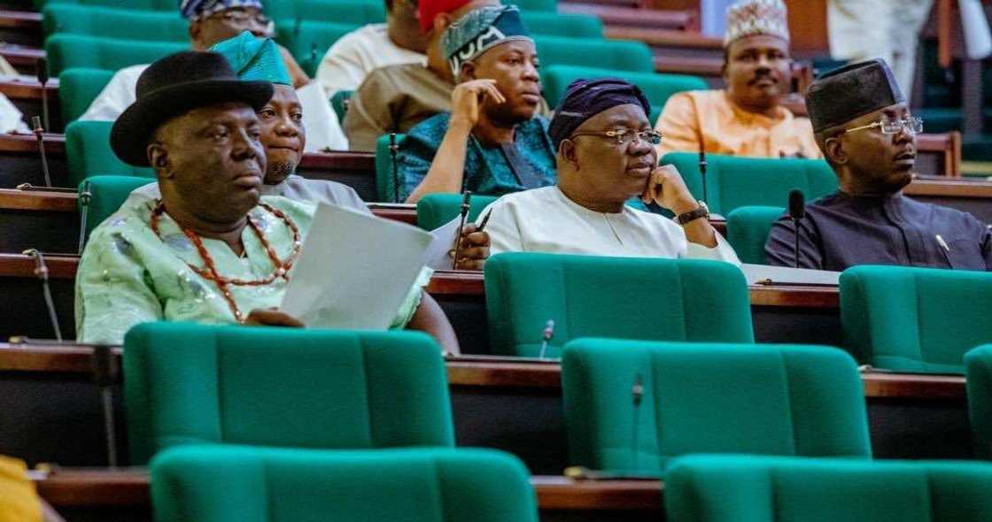 Dan majalisa daga Kano ya roki takwarorinsa su bayar da wani kaso na albashinsu ga hukumomin tsaro Dan majalisa daga Kano ya roki takwarorinsa su bayar da wani kaso na albashinsu ga hukumomin tsaro