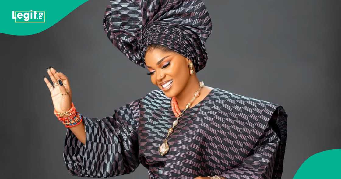 Iyabo Ojo announces the winner of her best dressed. Iyabo Ojo announces the winner of her best dressed.
