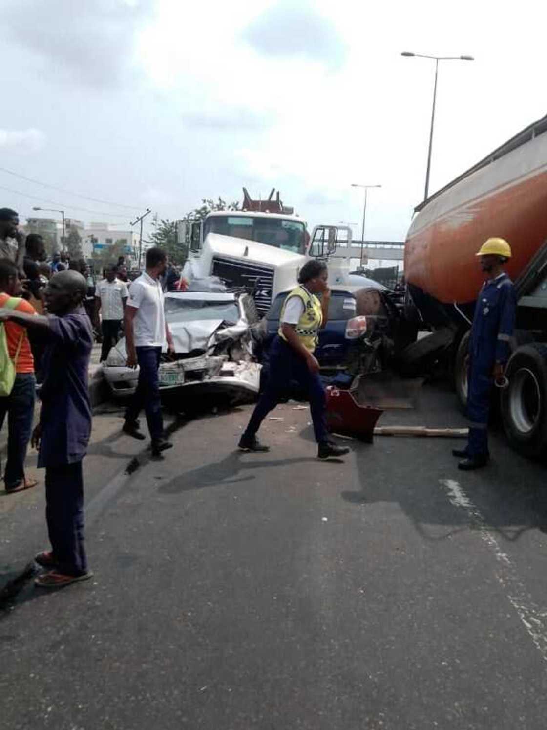 Cikin Hotuna: An tafka mummunan hatsarin Mota a jihar Legas Cikin Hotuna: An tafka mummunan hatsarin Mota a jihar Legas
