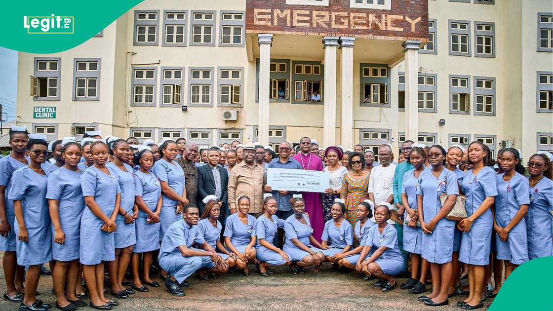 Peter Obi ya ba wata makarantar kiwon lafiya kyautar N15m a Anambra Peter Obi ya ba wata makarantar kiwon lafiya kyautar N15m a Anambra