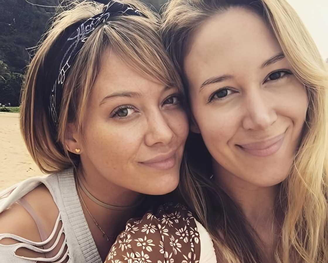 Hilary and Haylie Duff take a selfie Hilary and Haylie Duff take a selfie