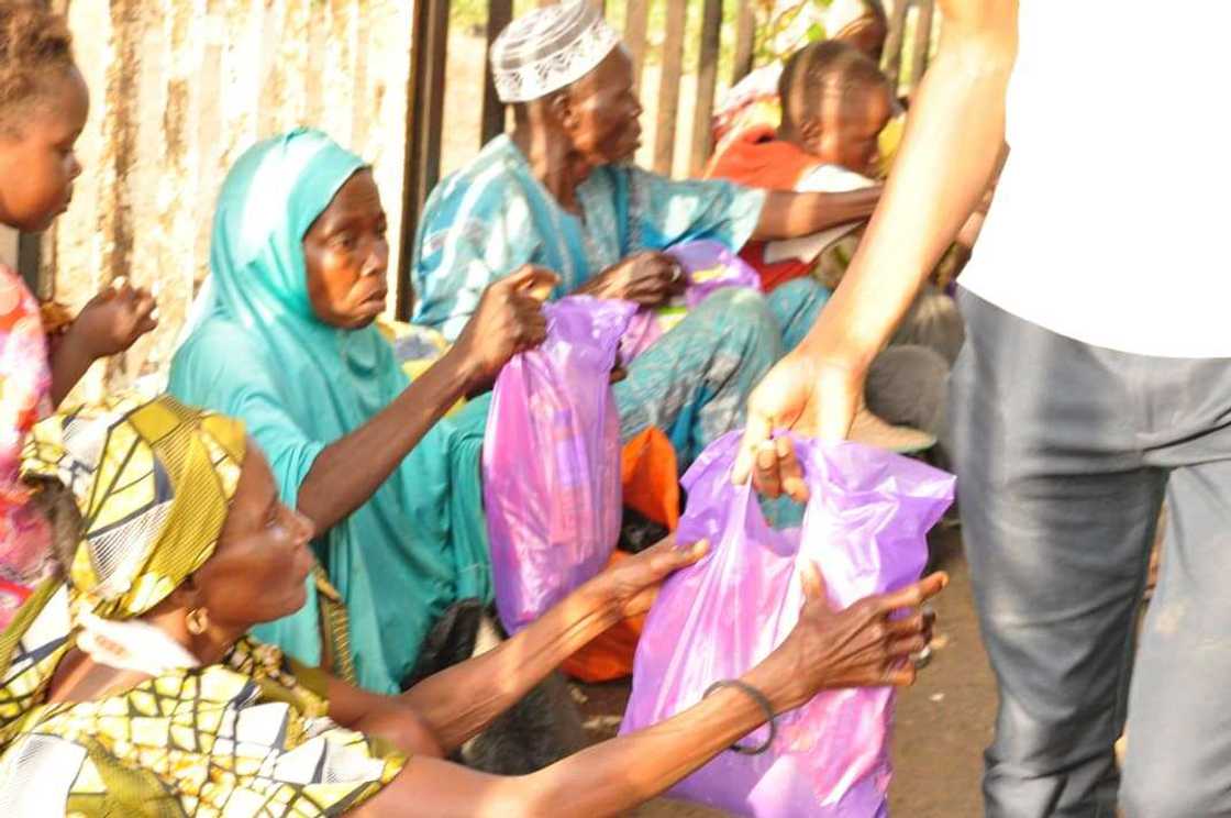 Lockdown: How Grace Ayoola, UI undergraduate, puts smiles on poor families in Ibadan (photos)