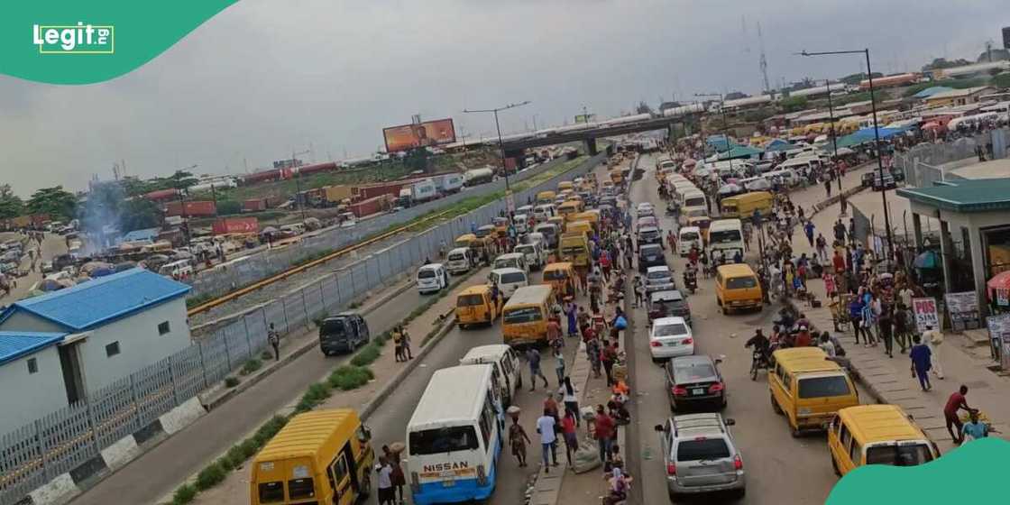 woman slumps and dies at Mile 2 bridge in Lagos woman slumps and dies at Mile 2 bridge in Lagos
