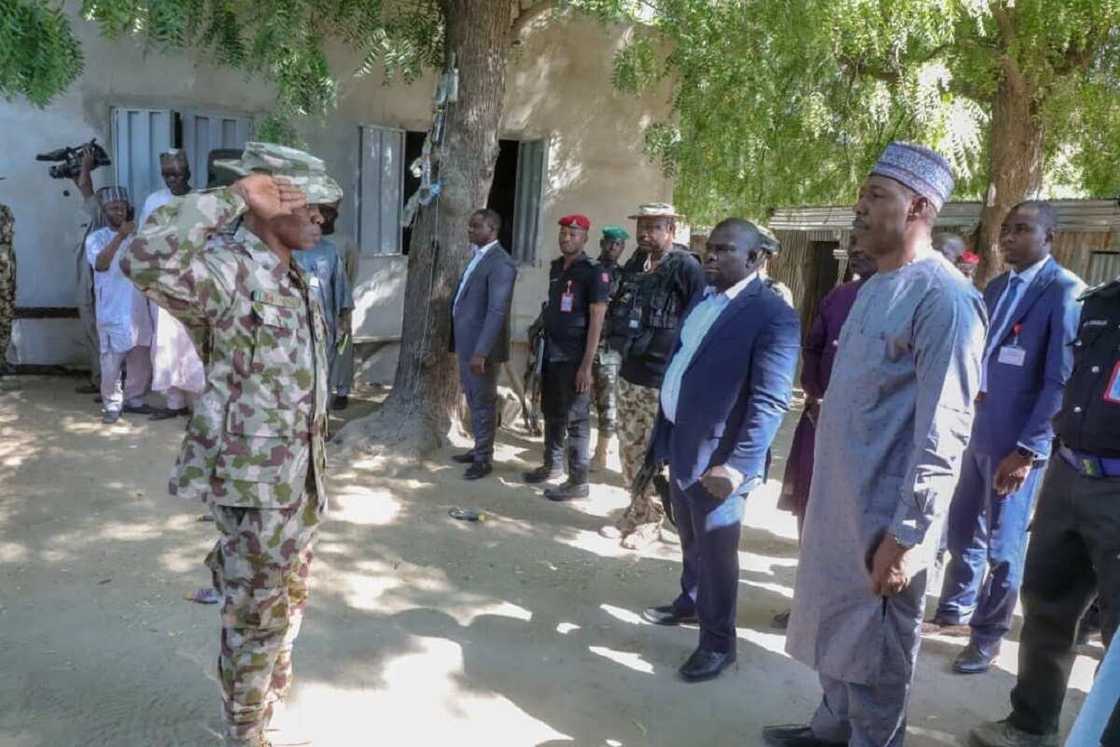Zulum ya karrama bataliyar sojin da Boko Haram bata taba galaba a kanta ba Zulum ya karrama bataliyar sojin da Boko Haram bata taba galaba a kanta ba